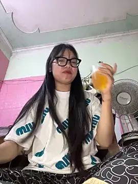 Leeeeiu online show from March 29, 3:12 pm