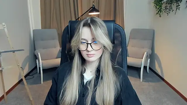 Snapshot of DortheaHupy chatting on March 4, 7:58 am DortheaHupy online show from March 4, 7:58 am