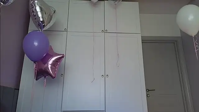 Snapshot of AliceTease chatting on April 19, 9:41 am AliceTease online show from April 19, 9:41 am