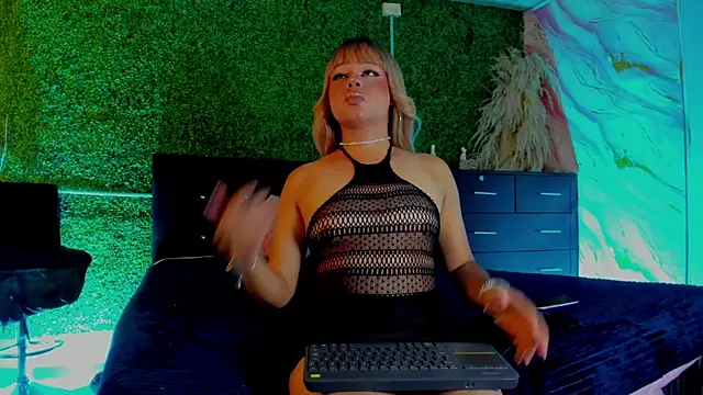 Snapshot of valery_delux chatting on March 2, 1:40 pm valery delux online show from March 2, 1:40 pm