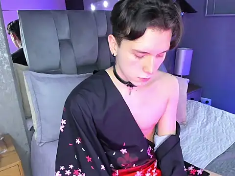 hollannd  online show from April 21, 9:17 pm