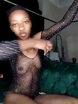 Latoya01 online show from April 18, 6:23 pm