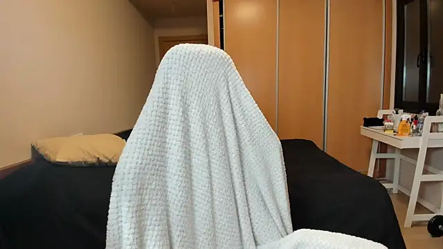 AlexaRayJoel online show from April 10, 7:35 am