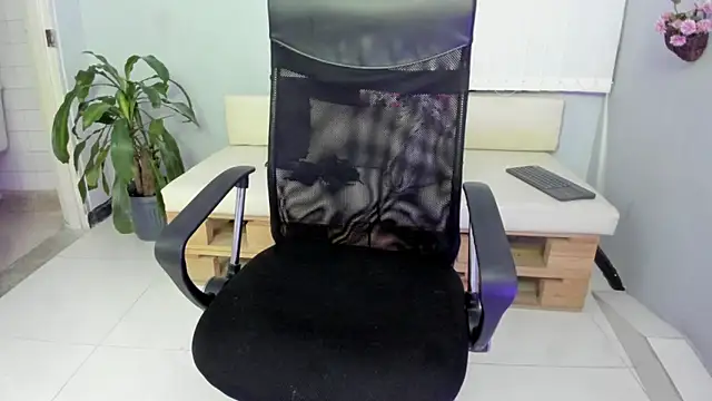 Nahomy Collins  online show from March 9, 8:02 pm