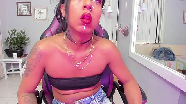 Nahomy Collins  online show from August 1, 3:33 pm