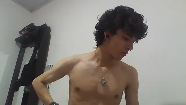 Snapshot of Moonandzukko chatting on March 27, 8:52 pm Moonandzukko online show from March 27, 8:52 pm