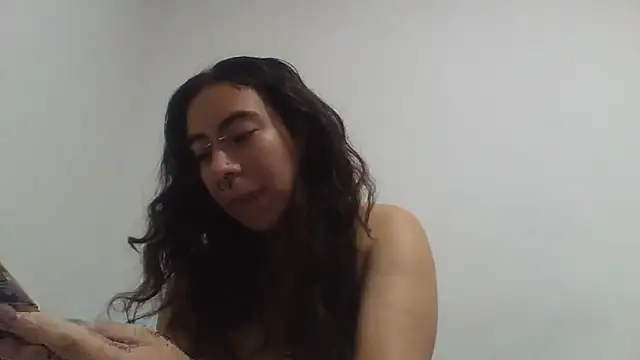 Snapshot of Moonandzukko chatting on April 15, 12:39 am Moonandzukko online show from April 15, 12:39 am