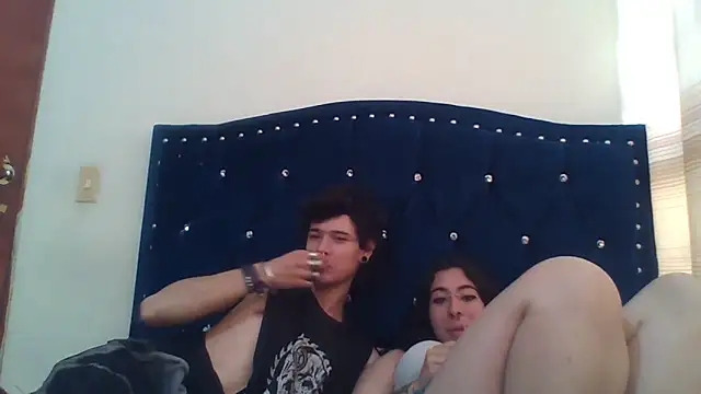 Snapshot of Moonandzukko chatting on May 7, 9:20 pm Moonandzukko online show from May 7, 9:20 pm