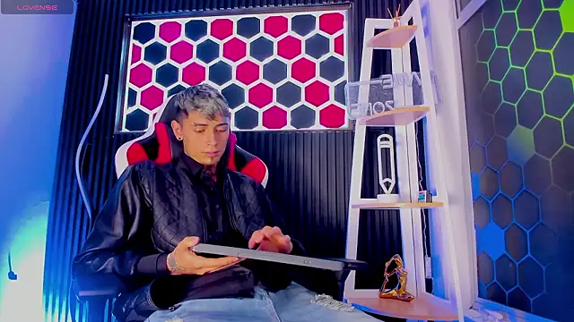 Max Hader  online show from March 15, 3:34 am