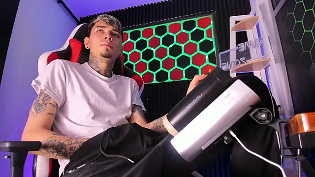 Max Hader  online show from April 7, 4:24 am