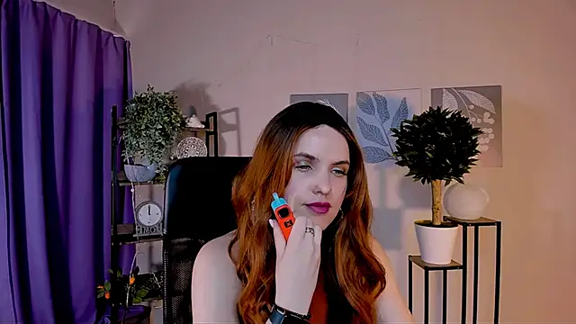 Snapshot of AliceSmite chatting on May 17, 1:29 pm AliceSmite online show from May 17, 1:29 pm