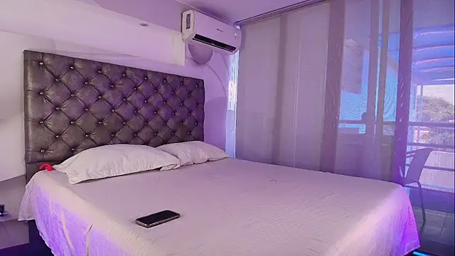 LauriLenix online show from March 25, 3:51 pm