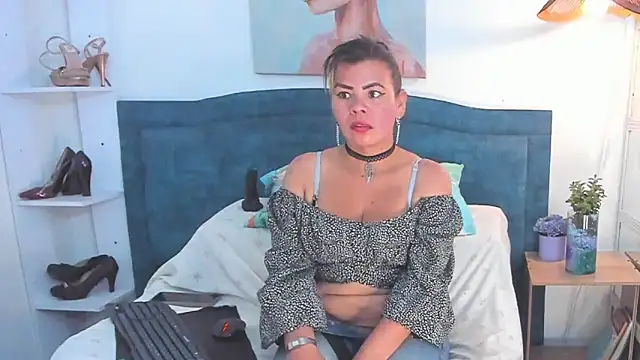 KiaraXMilf online show from March 6, 8:27 pm