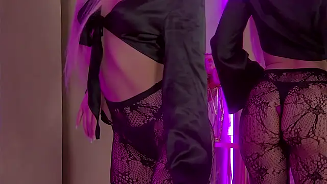 JuliaHotty  online show from April 17, 5:49 pm