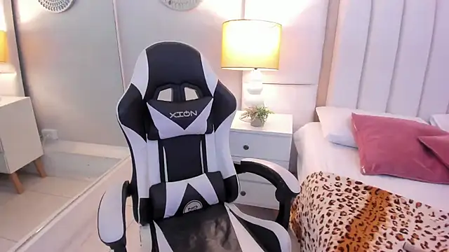 EllaEvanzz online show from March 7, 2:30 am