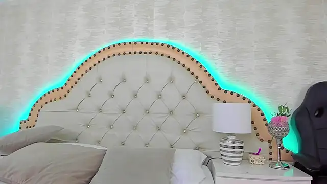 EllaEvanzz online show from April 18, 1:26 pm