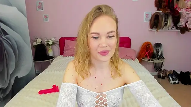 HannahWillow online show from April 4, 6:22 am