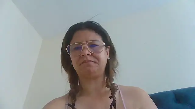 Jiwon Han online show from March 19, 4:44 pm