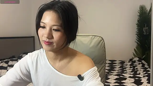 onlylookatu online show from March 27, 5:12 pm