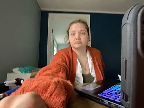 Snapshot of highimmaryjane chatting on May 14, 6:47 pm highimmaryjane online show from May 14, 6:47 pm