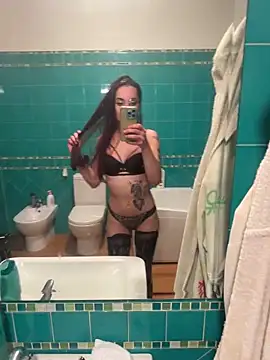 Snapshot of chiara-mario chatting on May 3, 12:49 am chiara-mario online show from May 3, 12:49 am