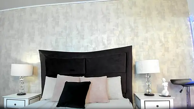 CynthiaMore online show from April 17, 1:03 pm