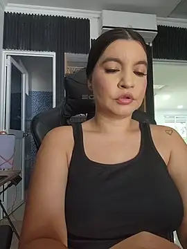Snapshot of Pretty_Julieta chatting on June 5, 8:03 pm Pretty Julieta online show from June 5, 8:03 pm