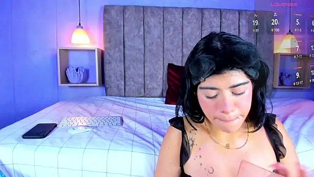 Zoe Axel1 online show from April 18, 7:58 pm