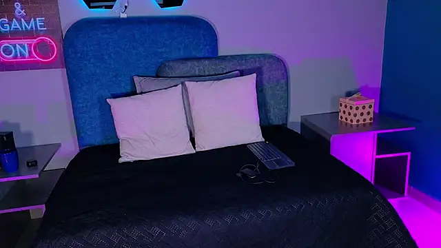 MiiaCullens online show from March 28, 12:05 pm