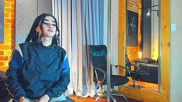 Sienna Dark online show from March 14, 11:15 am