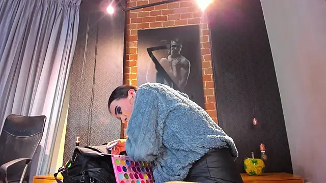 Sienna Dark online show from April 8, 11:10 am