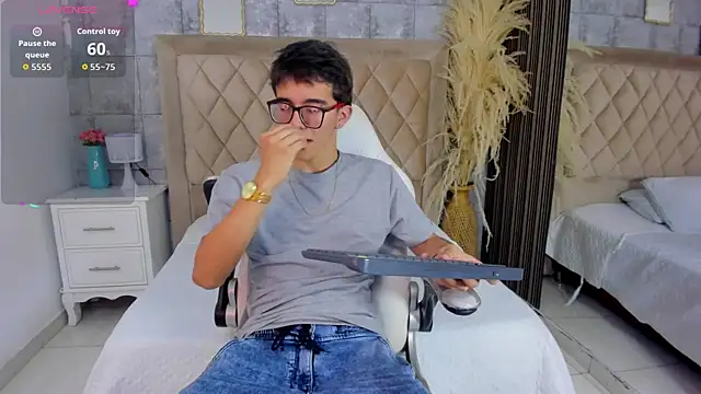 TylerCross  online show from April 3, 8:40 pm