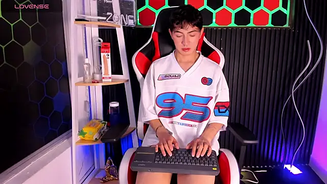 Cristopher Wild online show from April 7, 9:04 pm