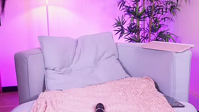 Zooe8 online show from April 4, 1:19 pm