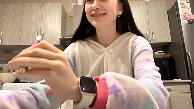 LaraDraggoo online show from March 11, 9:10 pm