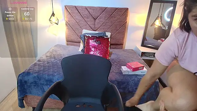 Amanda Fox   online show from April 8, 9:26 pm