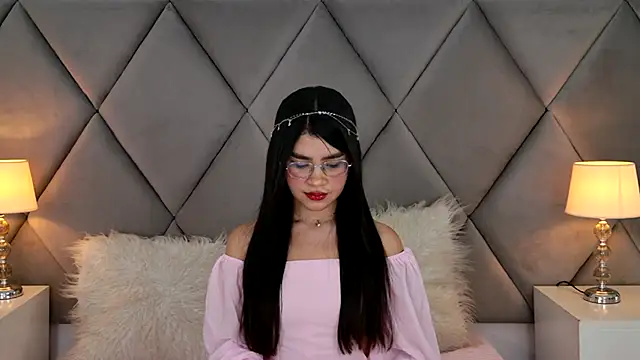 Snapshot of OliviaDiaz chatting on June 7, 8:12 pm OliviaDiaz online show from June 7, 8:12 pm