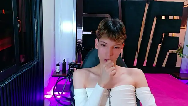 Stefany PiInk online show from April 3, 1:09 pm