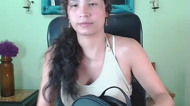 Snapshot of ChalonVera chatting on May 29, 7:34 pm ChalonVera online show from May 29, 7:34 pm