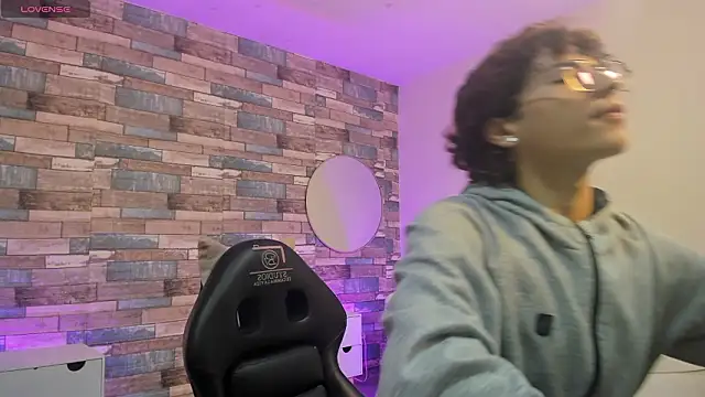 JUSTIN TAY1 online show from March 26, 11:38 am