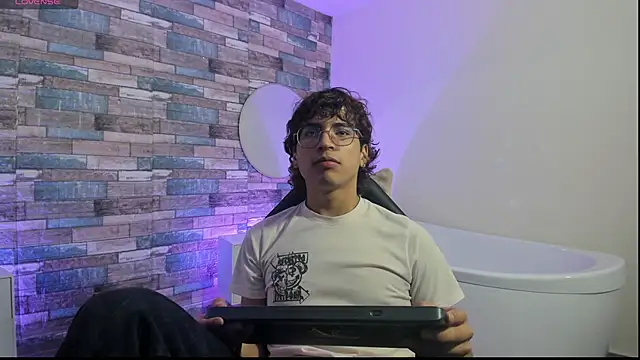 JUSTIN TAY1 online show from April 1, 11:33 am