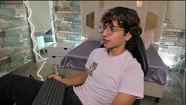 JUSTIN TAY1 online show from April 13, 11:37 am