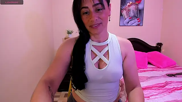Snapshot of sara_florez12 chatting on May 1, 10:53 am sara florez12 online show from May 1, 10:53 am
