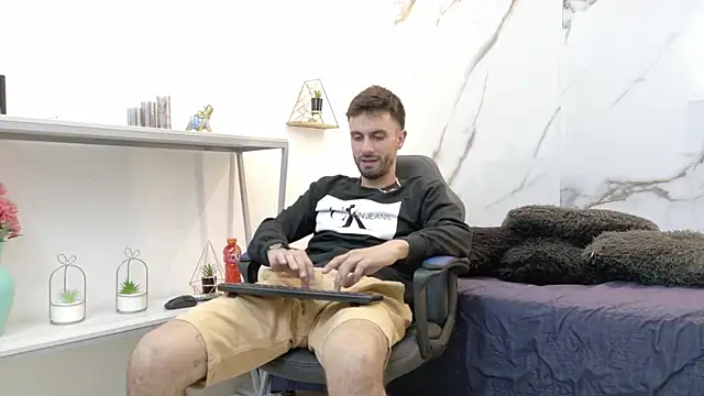 Snapshot of KingOfTemptation chatting on June 17, 4:04 am KingOfTemptation online show from June 17, 4:04 am