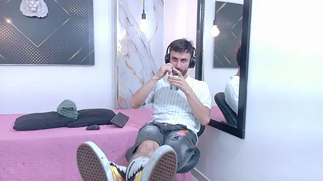 Snapshot of KingOfTemptation chatting on June 25, 5:12 am KingOfTemptation online show from June 25, 5:12 am