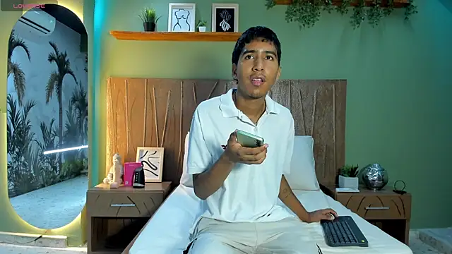 Snapshot of Ender_h0tt chatting on July 6, 9:06 pm Ender h0tt online show from July 6, 9:06 pm