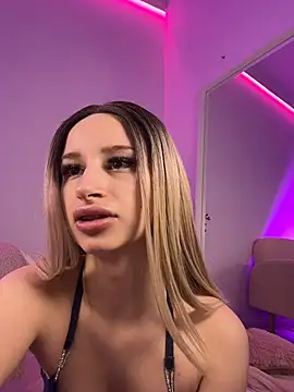 ScarletFlameee online show from April 10, 5:23 am