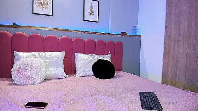 MidnightSinners online show from April 8, 6:52 pm