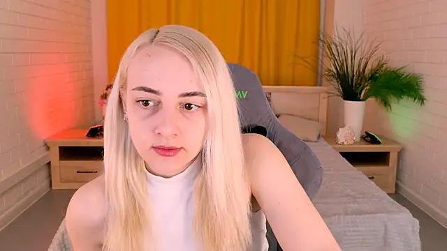 CarolMoor online show from March 26, 9:15 am