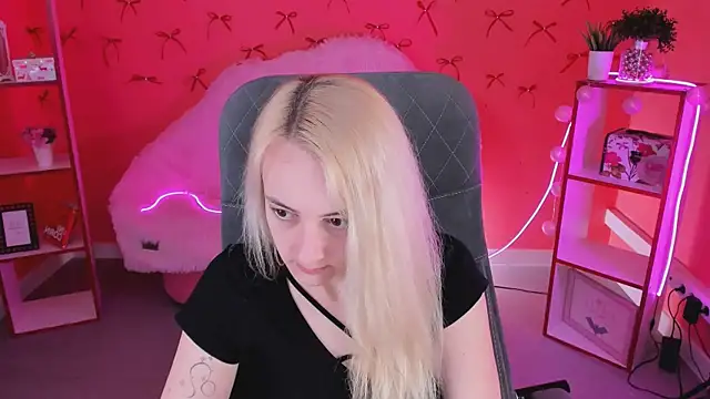 CarolMoor online show from April 17, 9:12 am